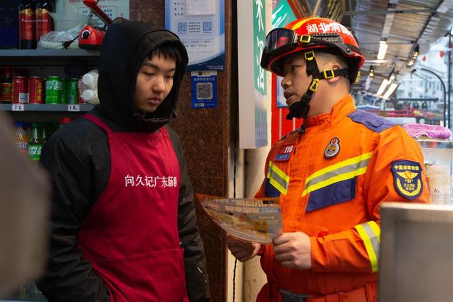 pg电子游戏娱乐官网喜迎元宵佳节武汉消防深入排查消防安全隐患(图3)