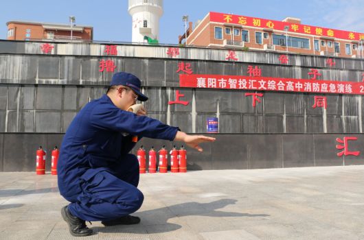 pg电子实拍应急疏散逃生演练！1200名师生3分钟“获救”(图2)